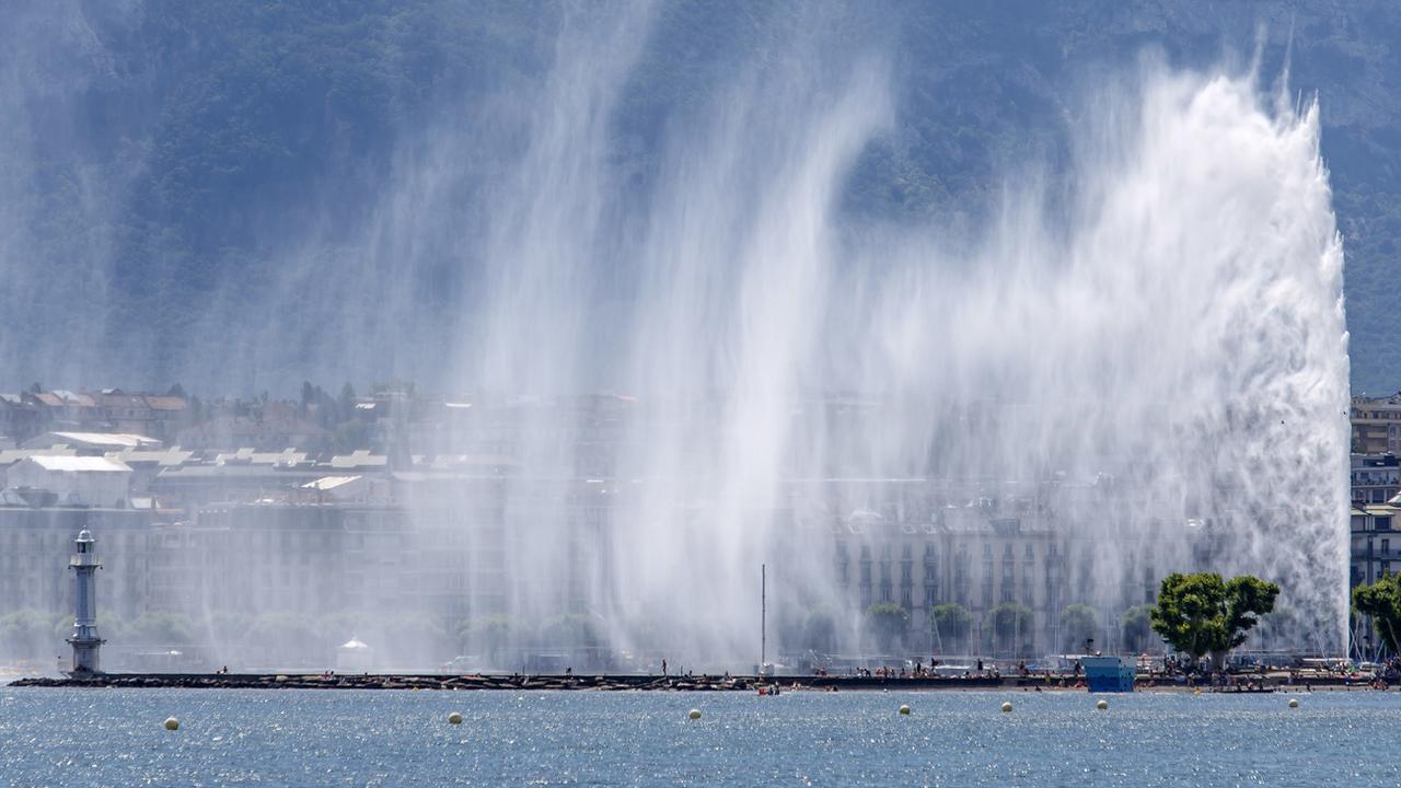 Le jet d'eau de Genève ne sera pas débranché cet hiver, malgré les économies d'énergie. [KEYSTONE - SALVATORE DI NOLFI]