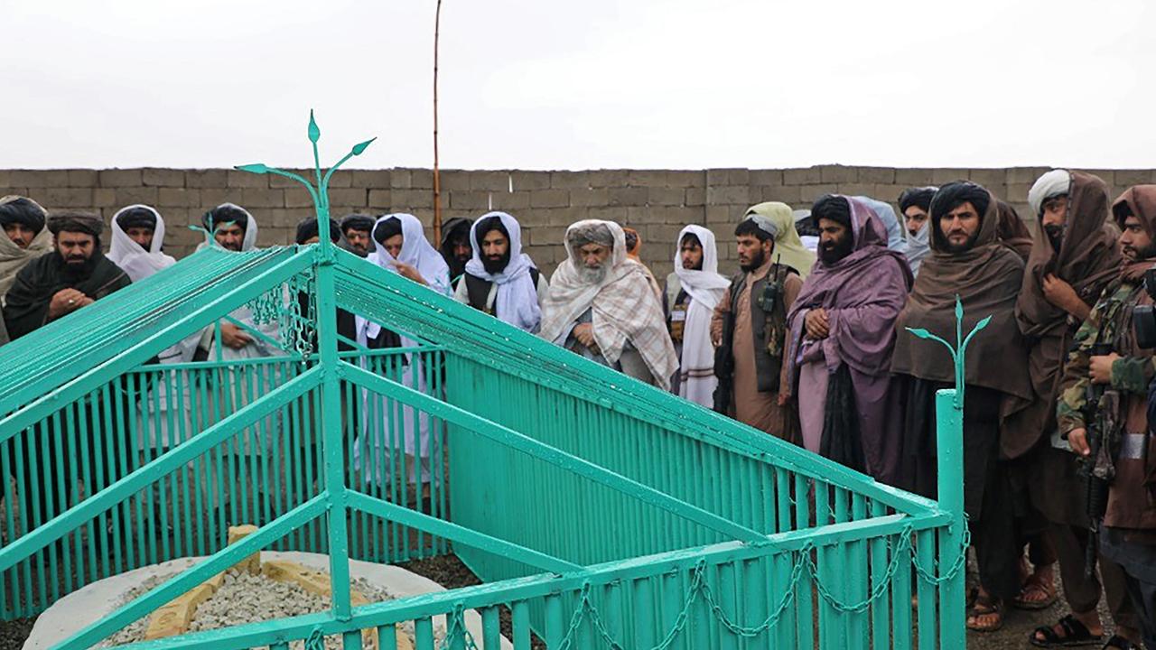 Des responsables talibans devant la tombe de leur fondateur. [Gouvernement taliban/AFP]