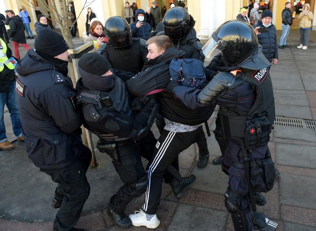 Plus de 800 personnes manifestant contre l'opération militaire en Ukraine auraient été arrêtées en Russie. [AFP]