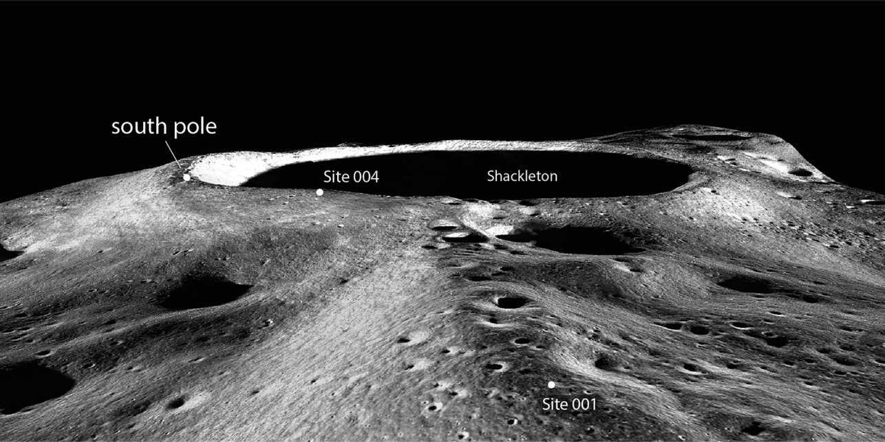 Vue oblique du pôle sud lunaire et des sites d'alunissage potentiels d'Artemis 001 et 004. C'est la région où l'équipe de recherche a utilisé la nouvelle technique pour voir dans les intérieurs ombragés des cratères d'impact. [ETH Zurich - LPI]