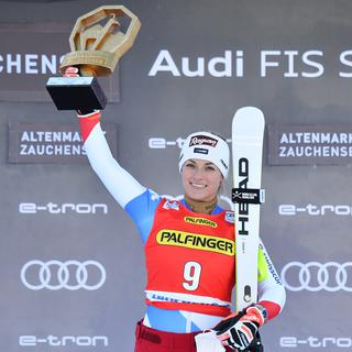 Lara Gut-Behrami sur le podium de la descente de Zauchensee. [APA/Keystone - Barbara Gindl]