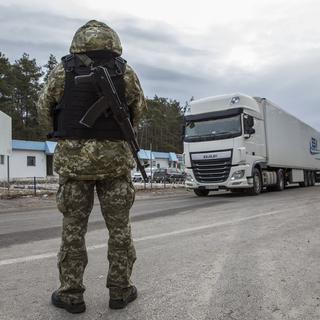 Un militaire ukrainien posté à la frontière avec la Biélorussie à Novi Yarylovychi. [AP Photo - Oleksandr Ratushniak - Keystone]