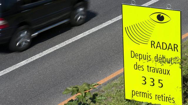 Les inscriptions au casier judiciaire pour excès de vitesse et alcool au volant ont diminué de 1% en 2021. [Keystone - Laurent Gilliéron]