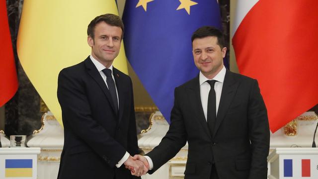 Emmanuel Macron a rencontré son homologue ukrainien Volodymyr Zelensky à Kiev. [Keystone - EPA/Sergey Dolzhenko]