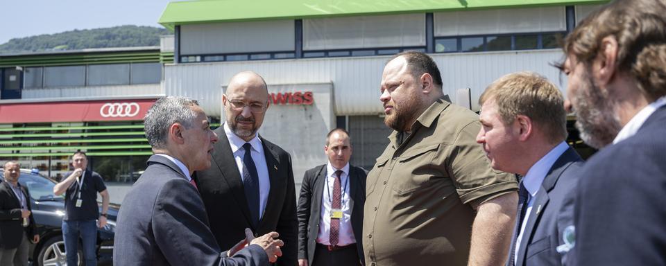 Ignazio Cassis en compagnie du Premier ministre ukrainien Denys Chmygal et du président de la Rada Ruslan Stefantchouk à l'aéroport de Lugano. [Keystone - Alessandro della Valle]