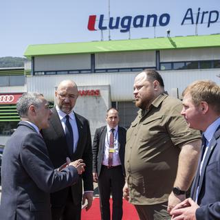 Ignazio Cassis en compagnie du Premier ministre ukrainien Denys Chmygal et du président de la Rada Ruslan Stefantchouk à l'aéroport de Lugano. [Keystone - Alessandro della Valle]