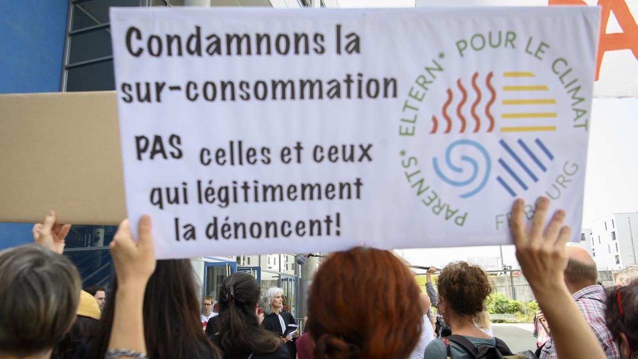 Une manifestation de soutien aux activistes du climat qui avaient bloqué un centre commercial à Fribourg en 2019 lors de leur procès en juin 2021 à Fribourg. [Keystone - Anthony Anex]