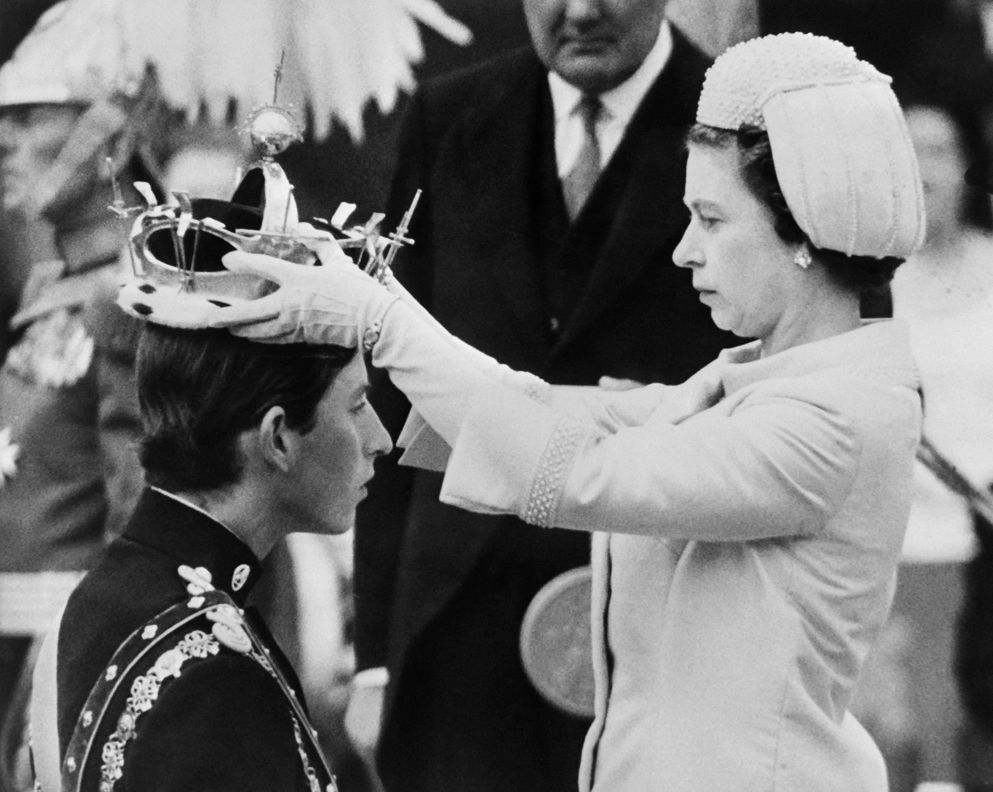 La reine Elizabeth II remet la couronne des princes de Galles à son fils Charles, le 1 juillet 1969. [AFP - CENTRAL PRESS]