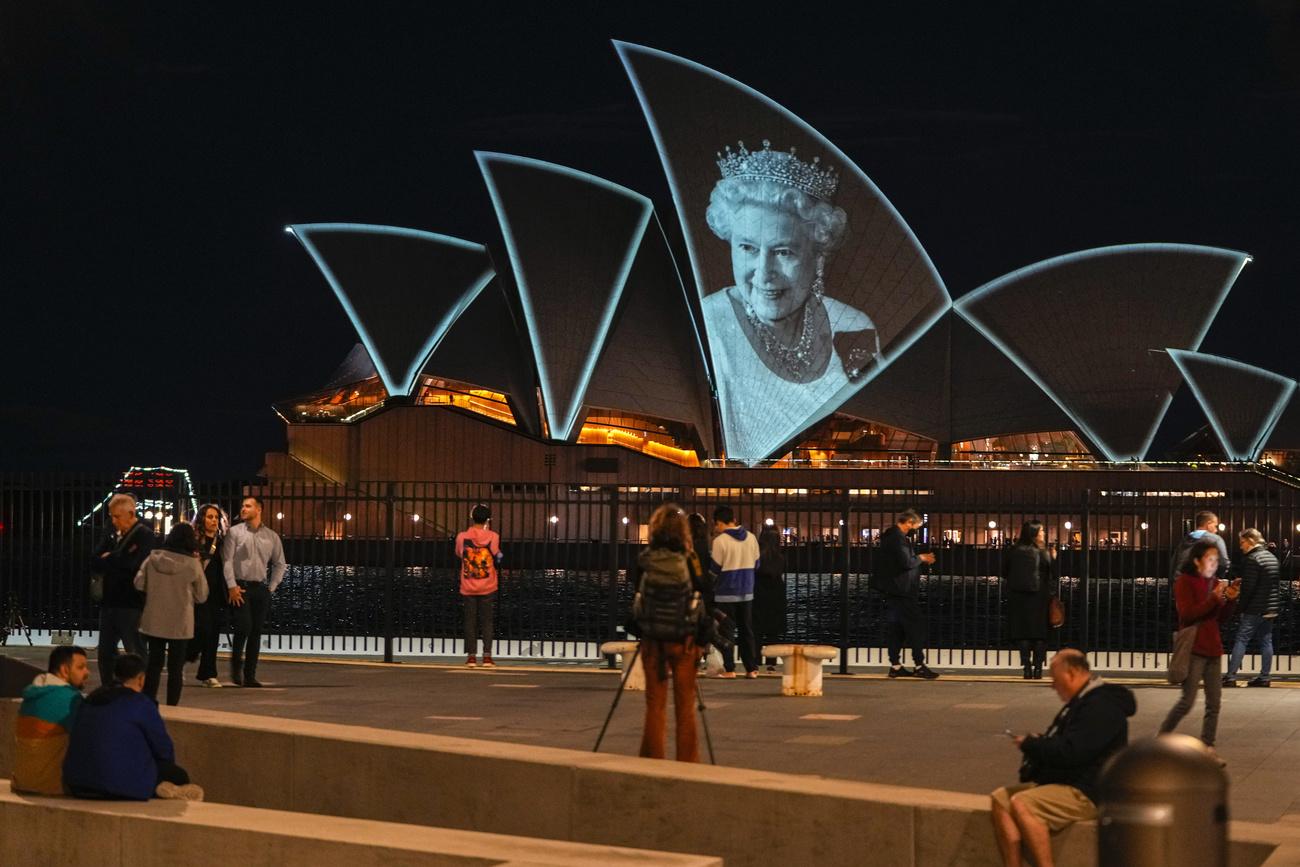 L'opéra de Sydney illuminé du portrait d'Elizabeth II, vendredi 9 septembre 2022. [AP/Keystone - Mark Baker]