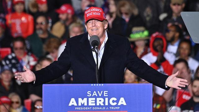 Donald Trump a notamment répété qu'il avait gagné la dernière élection présidentielle, samedi lors d'un meeting devant ses partisans en Arizona. [afp - Robyn Beck]