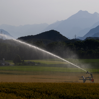 La consommation d'eau potable devra être mieux contrôlée à l'avenir, en Suisse aussi. [Keystone - Jean-Christophe Bott]