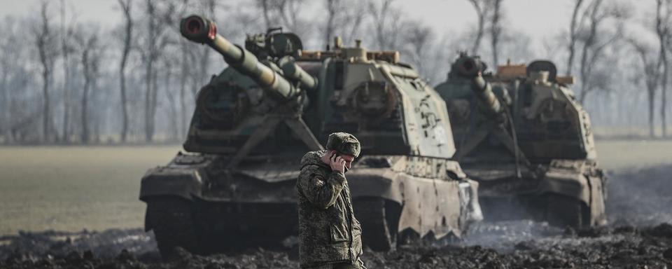 Des blindés russes dans la région russe de Rostov. [Keystone/EPA - Yuri Kochetkov]