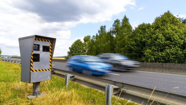 Deux voitures passent devant un radar sur l'autoroute. [Depositphotos - Sdecoret]