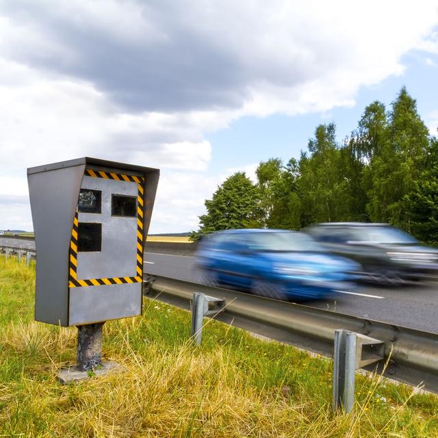 Deux voitures passent devant un radar sur l'autoroute. [Depositphotos - Sdecoret]