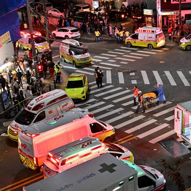 Quelque 140 ambulances ont été déployées sur les lieux pour prendre en charge les victimes de la bousculade à Séoul. [AFP - Jung Yeon-Je]