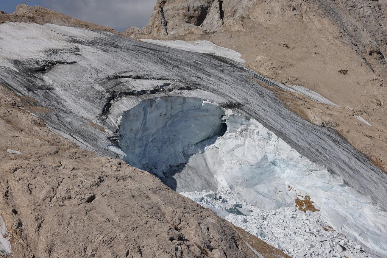 Une photo prise par hélicoptère le 3 juillet après l'effondrement du glacier de la Marmolada. [Keystone - Andrea Solero]