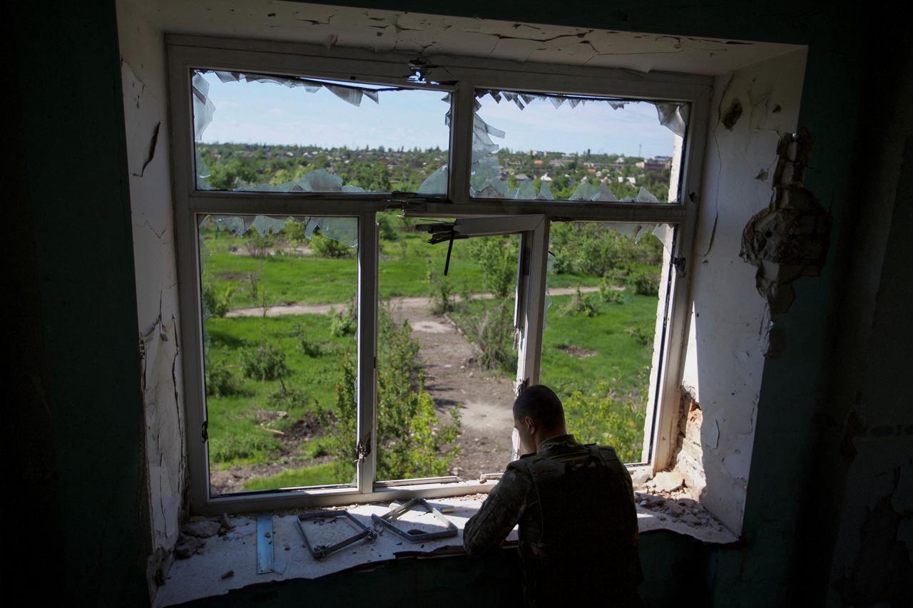 Un soldat ukrainien dans un bâtiment endommagé par une frappe à Marinka, dans la région de Donetsk. [Reuters - Anna Kudriavtseva]