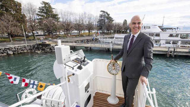 Alain Berset lors de la remise en navigation du bateau Le Rhône, le 15 février 2022. [KEYSTONE - JEAN-GUY PYTHON]