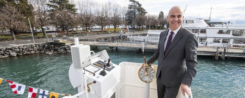 Alain Berset lors de la remise en navigation du bateau Le Rhône, le 15 février 2022. [KEYSTONE - JEAN-GUY PYTHON]