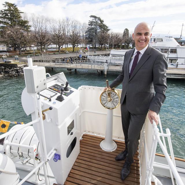 Alain Berset lors de la remise en navigation du bateau Le Rhône, le 15 février 2022. [KEYSTONE - JEAN-GUY PYTHON]