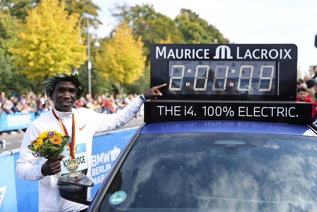 Eliud Kipchoge prend la pose devant son nouveau record du monde. [KEYSTONE - Christoph Soeder]