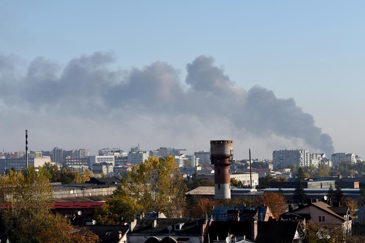 De la fumée s'élève au-dessus de la ville de Lviv, dans l'ouest de l'Ukraine, après un bombardement russe, le 10 octobre 2022. [AFP - Yuri Dyachiyshyn]