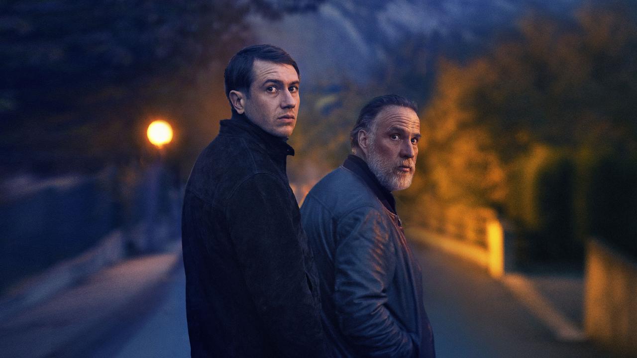 Les acteurs Bastien Bouillon (à gauche) et Bouli Lanners dans le film "La Nuit du 12" de Dominik Moll. [Haut et court - Fanny de Gouville]