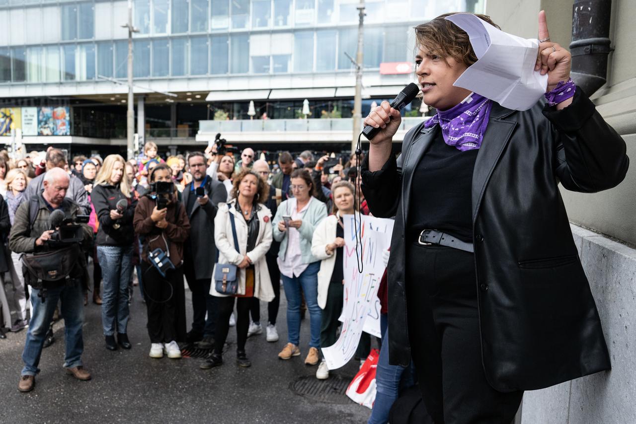 La conseillère nationale Tamara Funiciello, coprésidente des femmes socialistes suisses, s'exprime à l'occasion d'une action de protestation contre la votation sur la réforme AVS 21, le lundi 26 septembre 2022, à Berne. [KEYSTONE - Peter Schneider]