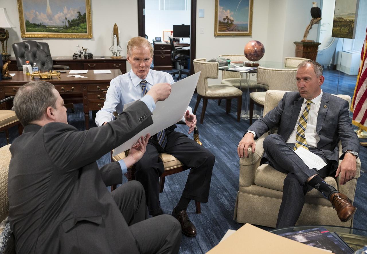 L'administrateur de la NASA, Bill Nelson (centre) et Thomas Zurbuchen (droite), administrateur associé et directeur de la mission scientifique de l'agence américaine, réagissent à la première image en couleurs prise par le James Webb Space Telescope. Washington DC, le 11 juillet 2022. [via Keystone - EPA/NASA/Aubrey Gemignani]