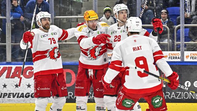 Les joueurs de Lausanne célèbrent leur ouverture du score. [Michela Locatelli]