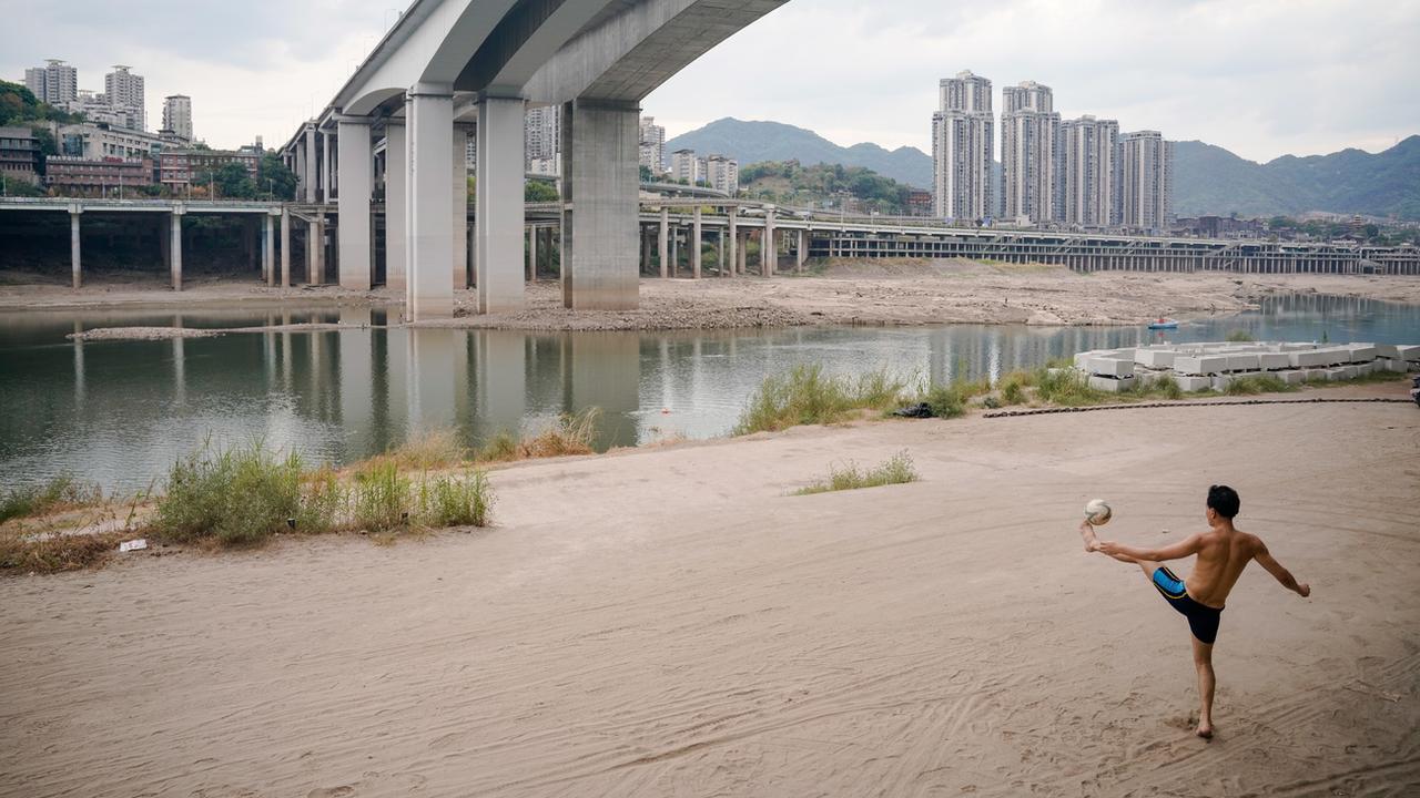 Les eaux du Jiangling, un affluent majeur du fleuve Yangtsé sont très basses à Chongqing. [Keystone/EPA - Wu Hao]