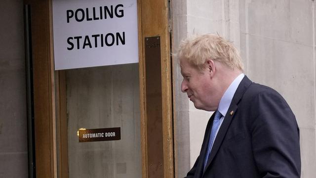 Boris Johnson arrive à un bureau de vote londonien, 05.05.2022. [AP/Keystone - Matt Dunham]