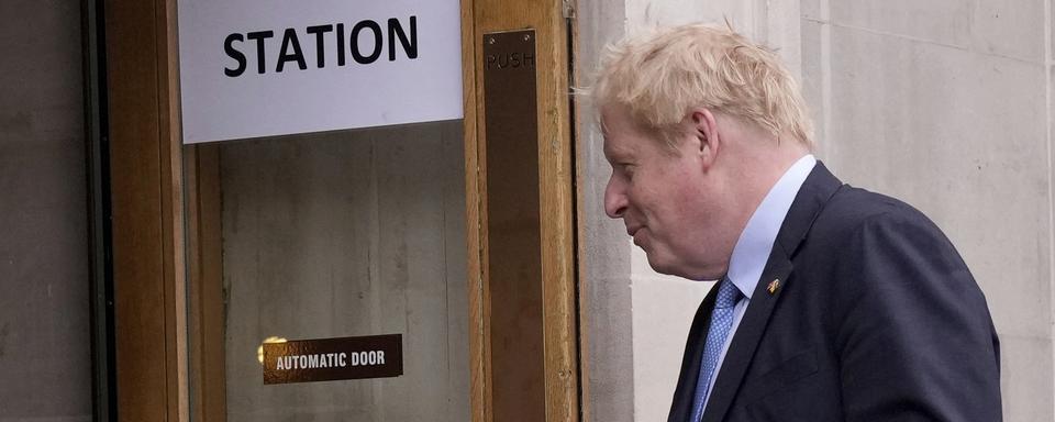 Boris Johnson arrive à un bureau de vote londonien, 05.05.2022. [AP/Keystone - Matt Dunham]