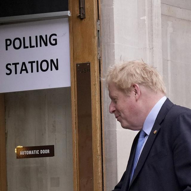 Boris Johnson arrive à un bureau de vote londonien, 05.05.2022. [AP/Keystone - Matt Dunham]