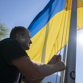 Le drapeau ukrainien hissé à la Conférence sur la reconstruction de l'Ukraine. [Keystone/EDA - Pascal Lauener]