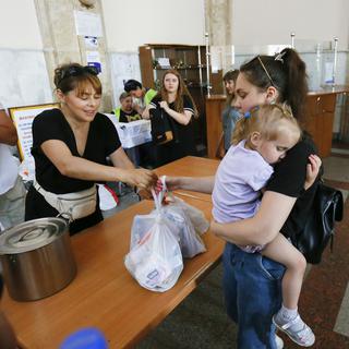 L'aide humanitaire en Ukraine. [Keystone - EPA/STEPAN FRANKO]