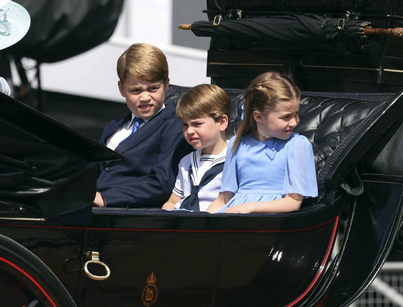 Les princes George et Louis (au centre), ainsi que la princesse Charlotte, lors de la parade militaire pour le jubilé de platine d'Elizabeth II. [KEYSTONE - IAN VOGLER]