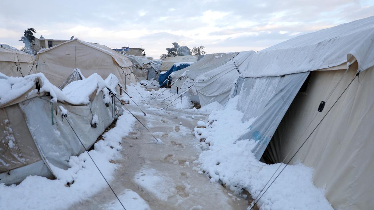Un camp sous la neige dans le nord de la Syrie en Janvier 2022. [EPA/Keystone - Yahya Nemah]