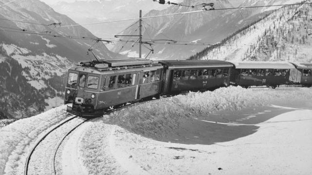 De nouvelles automotrices circulent sur la ligne de la Bernina des Chemins de fer rhétiques, photographiées le 19 mars 196 [Keystone (archives)]