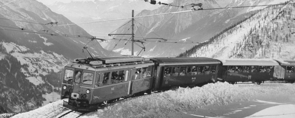 De nouvelles automotrices circulent sur la ligne de la Bernina des Chemins de fer rhétiques, photographiées le 19 mars 196 [Keystone (archives)]