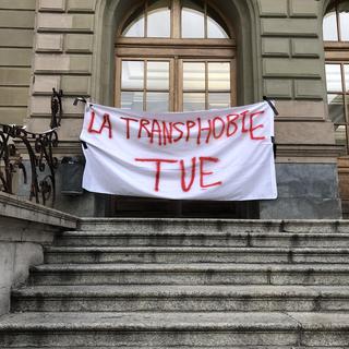 Une conférence jugée transphobe interrompue par des activistes à Genève.