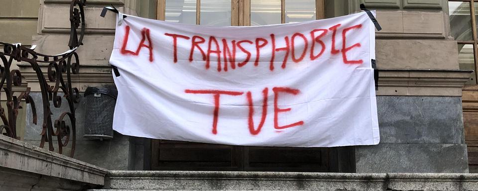 Une conférence jugée transphobe interrompue par des activistes à Genève.