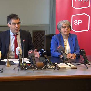 Le Parti socialiste retient Eva Herzog (BS) et Elisabeth Baume-Schneider (JU) pour succéder à Simonetta Sommaruga au Conseil fédéral. [SRF]