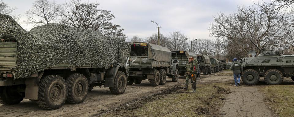 Un convoi militaire russe dans la région séparatiste de Donestk en Ukraine. [AP Photo - Keystone]