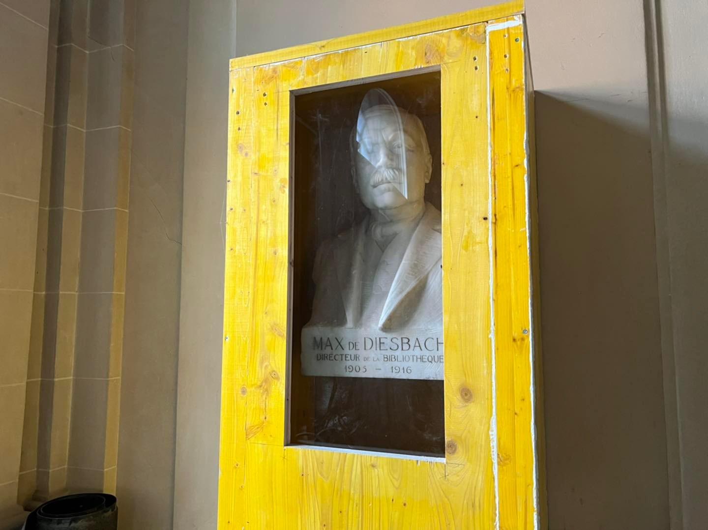 Le buste de Max de Diesbach dans le hall de la BCU à Fribourg. [RTS - COULEURS LOCALES]