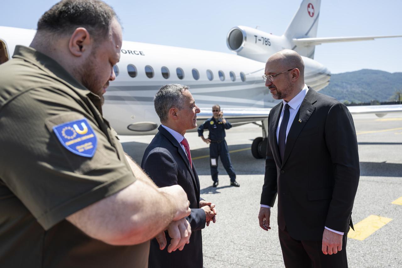 Ignazio Cassis accueille le Premier ministre ukrainien Denys Chmygal à l'aéroport de Lugano. A gauche, le président de la Rada Ruslan Stefantchouk. [Keystone - Alessandro della Valle]