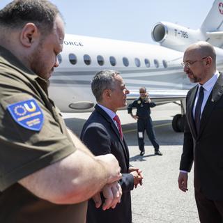 Ignazio Cassis accueille le Premier ministre ukrainien Denys Chmygal à l'aéroport de Lugano. A gauche, le président de la Rada Ruslan Stefantchouk. [Keystone - Alessandro della Valle]