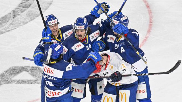 La joie des Davosiens qui joueront les demies de leur tournoi. [Gian Ehrenzeller]