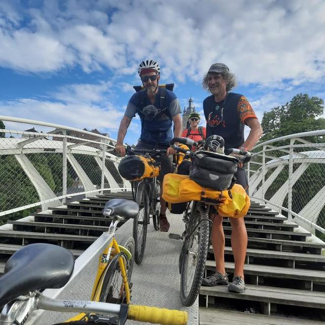 Sur le pont de Courtrai, l'équipe de l'émission "En roue Libre" au complet, avec de g. à d. Samuel Morier-Genoud, Lucile Solari et Claude Marthaler. [RTS - Pascal Mageren]