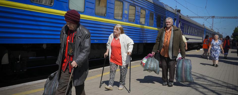 Des civils fuyant la région de Donetsk en gare de Pokrovsk, le 11 juin 2022. [AP/Keystone - Efrem Lukatsky]